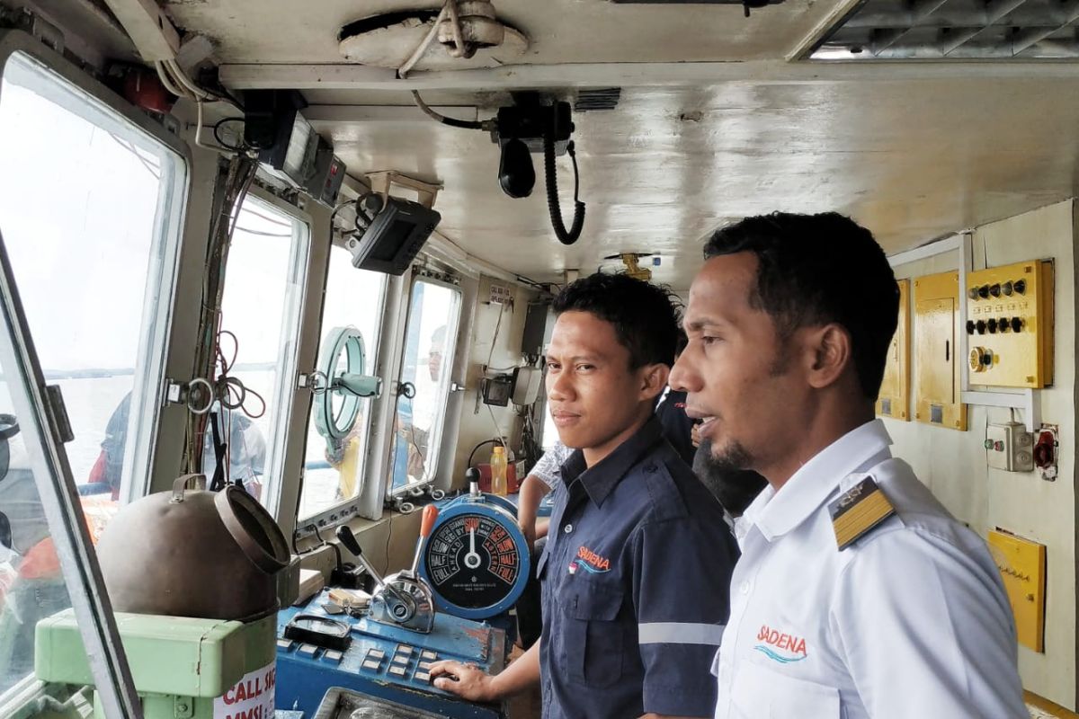 Travelers can have selfie with the captain of ferry