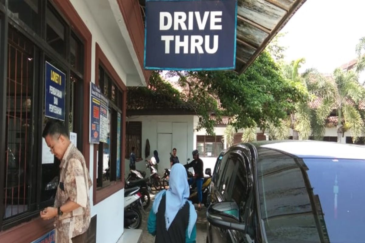 Warga bayar PKB di Samsat Drive Thru Rajabasa karena prosesnya cepat