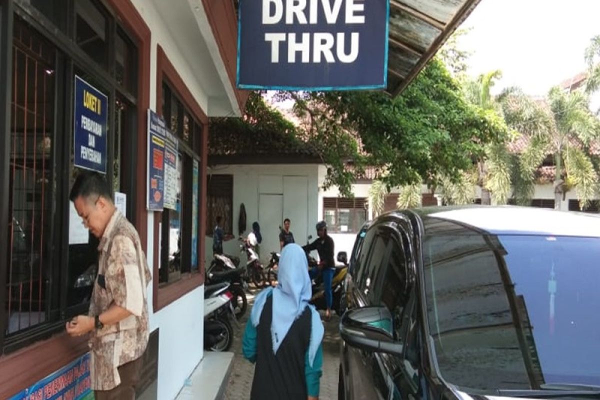 Warga bayar PKB di Samsat Drive Thru Rajabasa karena prosesnya cepat