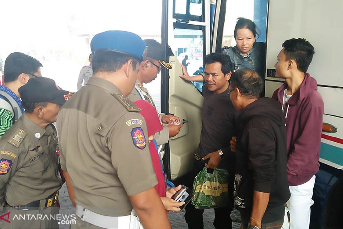 Satpol PP Badung periksa pendatang di Terminal Mengwi