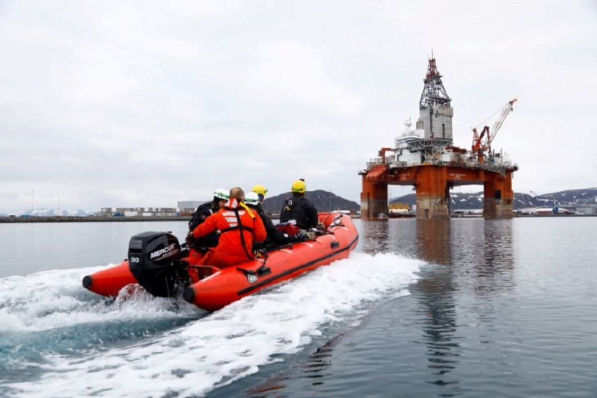 Pegiat Greenpeace hentikan alat pengeboran BP di lepas pantai Skotlandia, Laut Utara