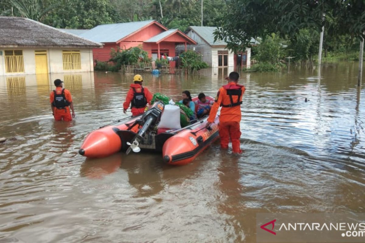 Warga mengawal kendaraan yang melintas di daerah banjir Sulbar