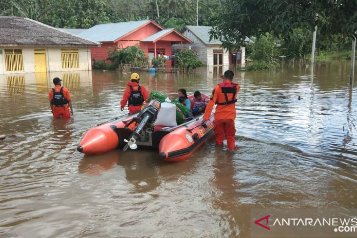 Warga kawal kendaraan yang melintas di daerah banjir Konawe