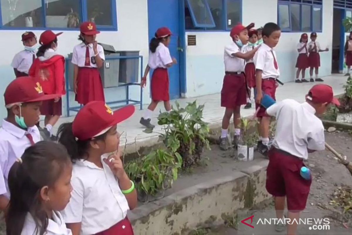 Siswa SD di kaki Gunung Sinabung butuh masker