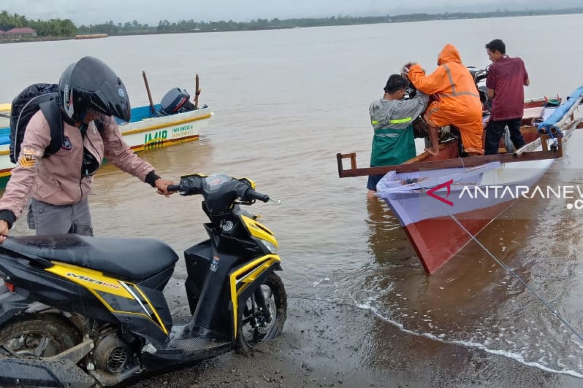 Nelayan Bahodopi tuai rezeki dari taksi laut pascabanjir