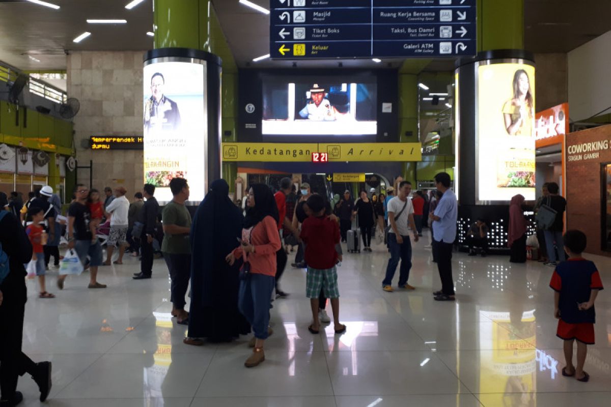 Arus balik di  Stasiun Gambir masih  padat