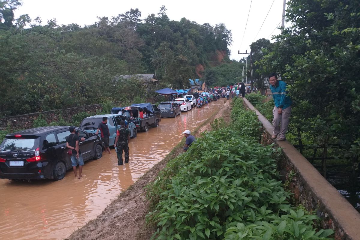 Akses lalu lintas lumpuh, ratusan kendaraan terjebak banjir di Konawe