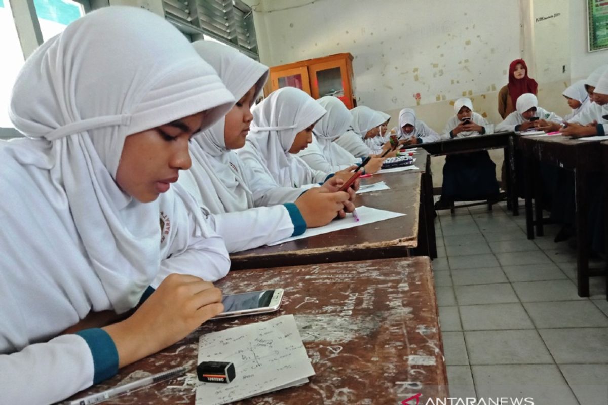 485 pelajar MTs Aceh Barat ujian semester pakai smartphone