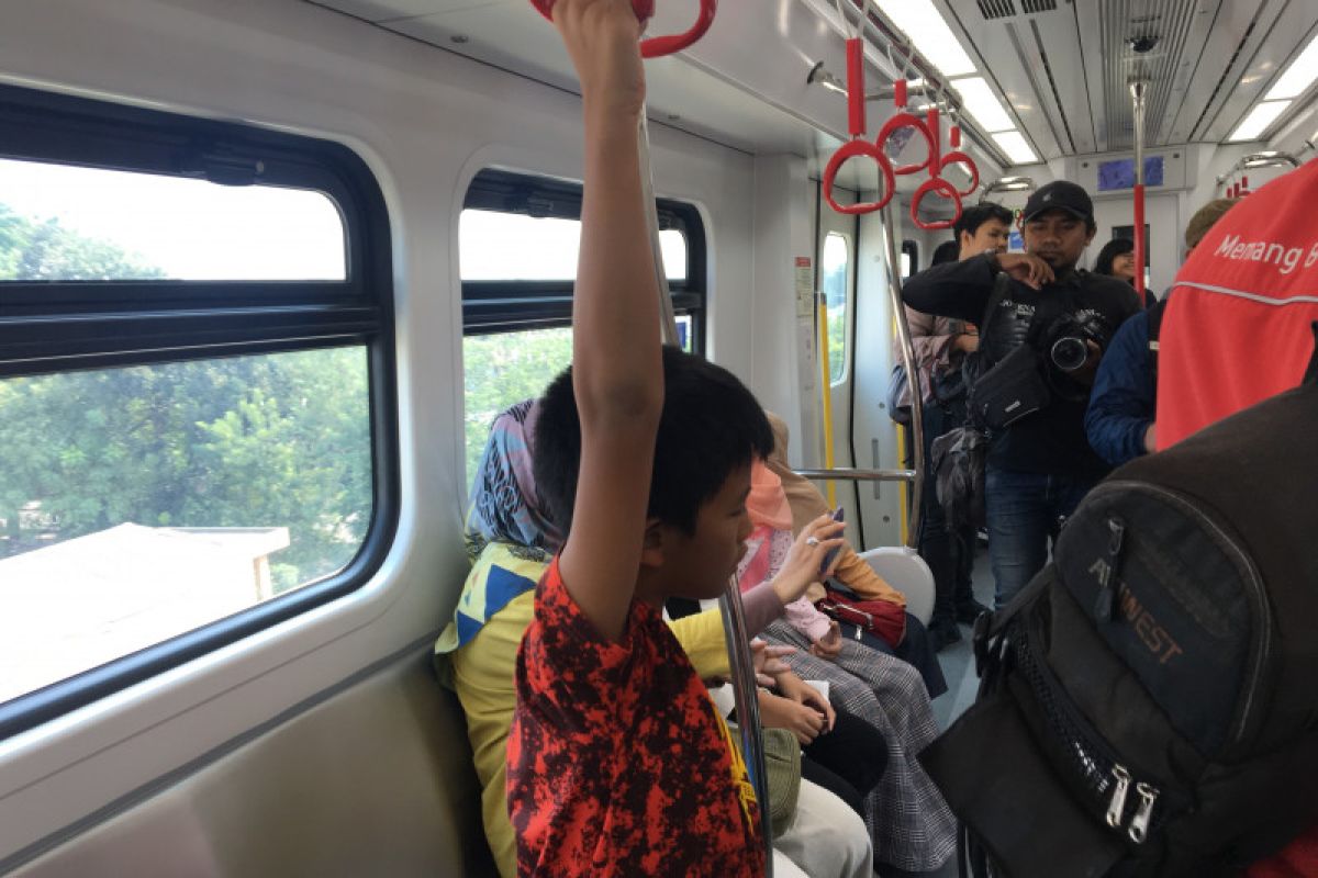 Hari pertama uji publik LRT, 5.000 warga Jakarta ikut coba layanannya