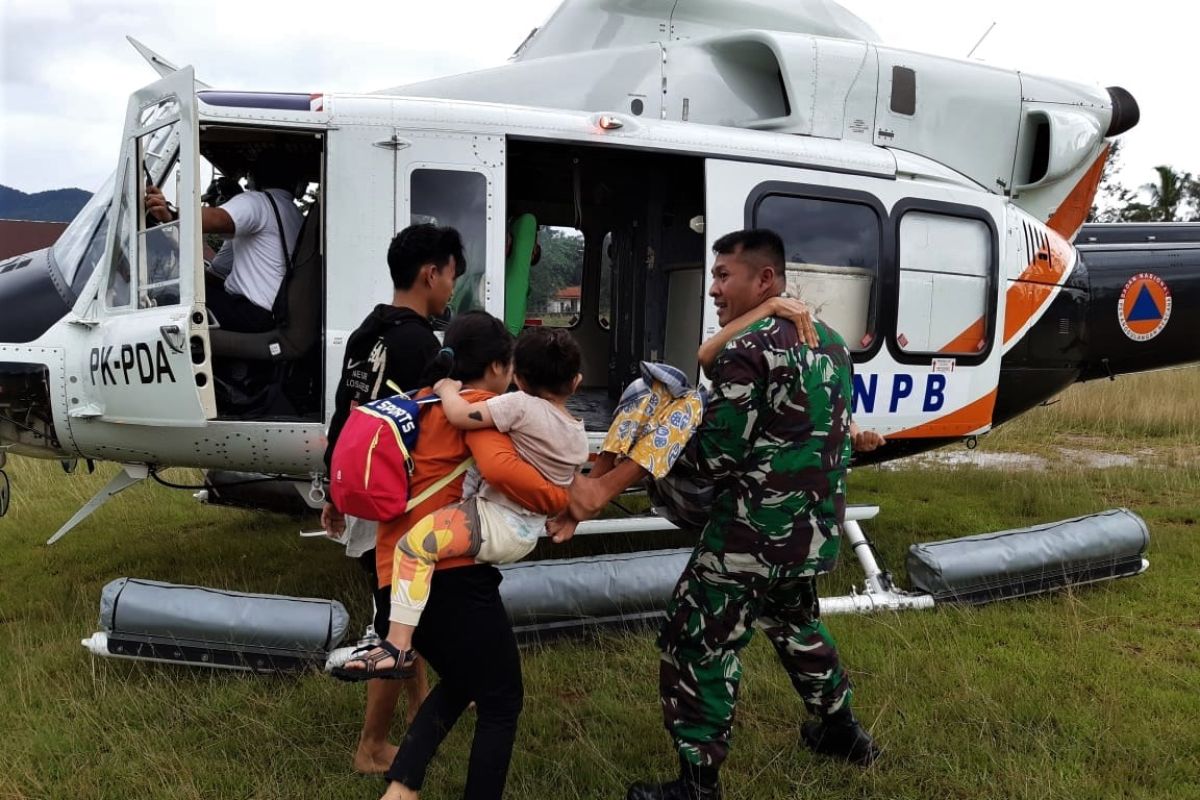 Prajurit TNI dampingi korban banjir Sultra