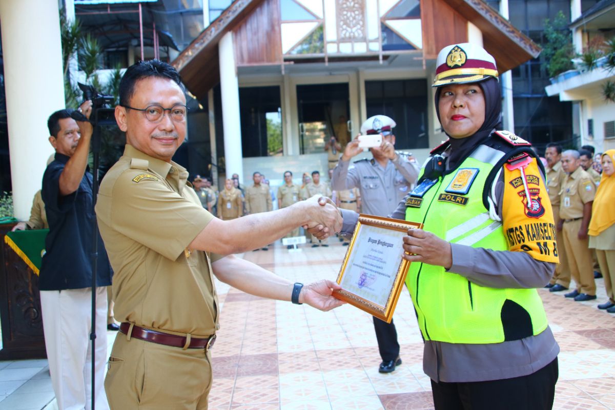 Kompol Syarifah Salbiah diberikan penghargaan oleh Pemkot Pontianak