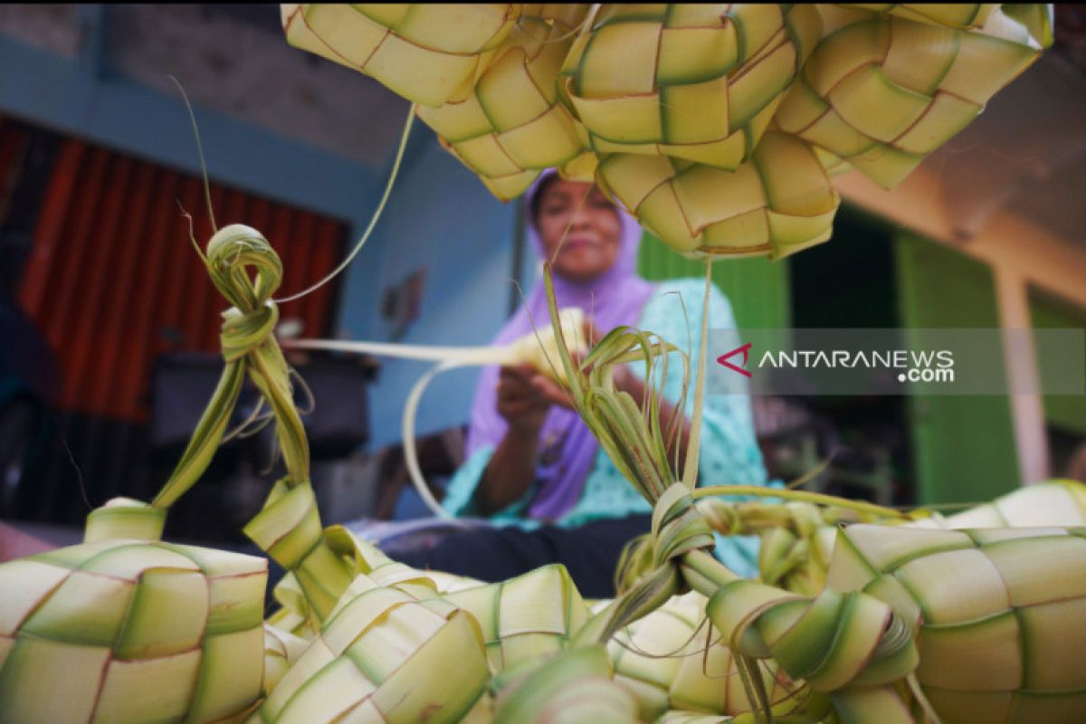 Penjual cangkang ketupat musiman raup untung pada Lebaran