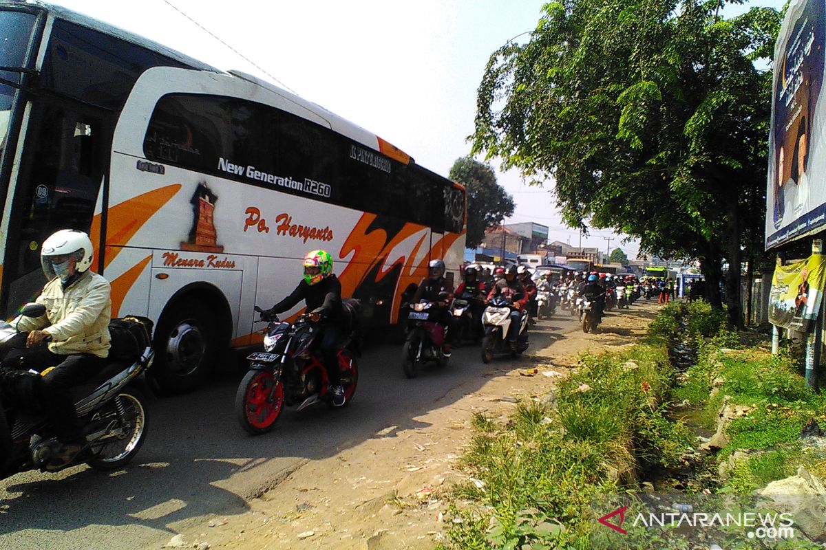 H+5 Lebaran arus balik jalan arteri Karawang terpantau padat