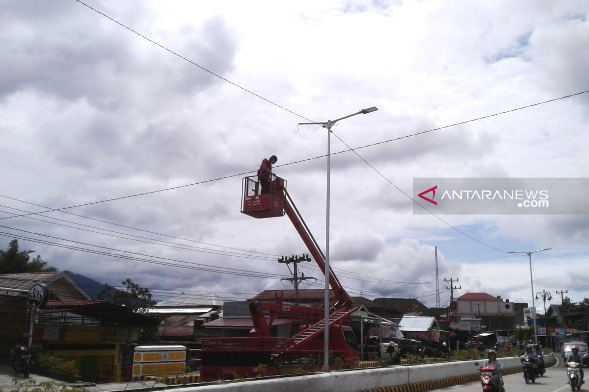 DPM Rejang Lebong perbaiki puluhan lampu jalan rusak