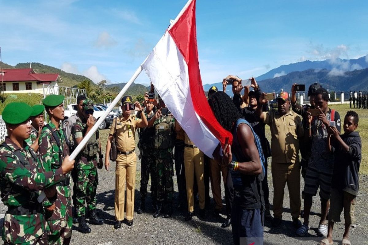 Mantan ajudan Goliat Tabuni cium Bendera Merah Putih setelah kembali ke NKRI