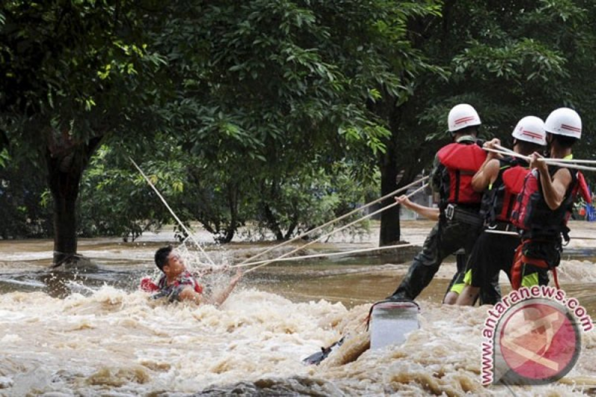 Lima tewas, ribuan orang terjebak hujan