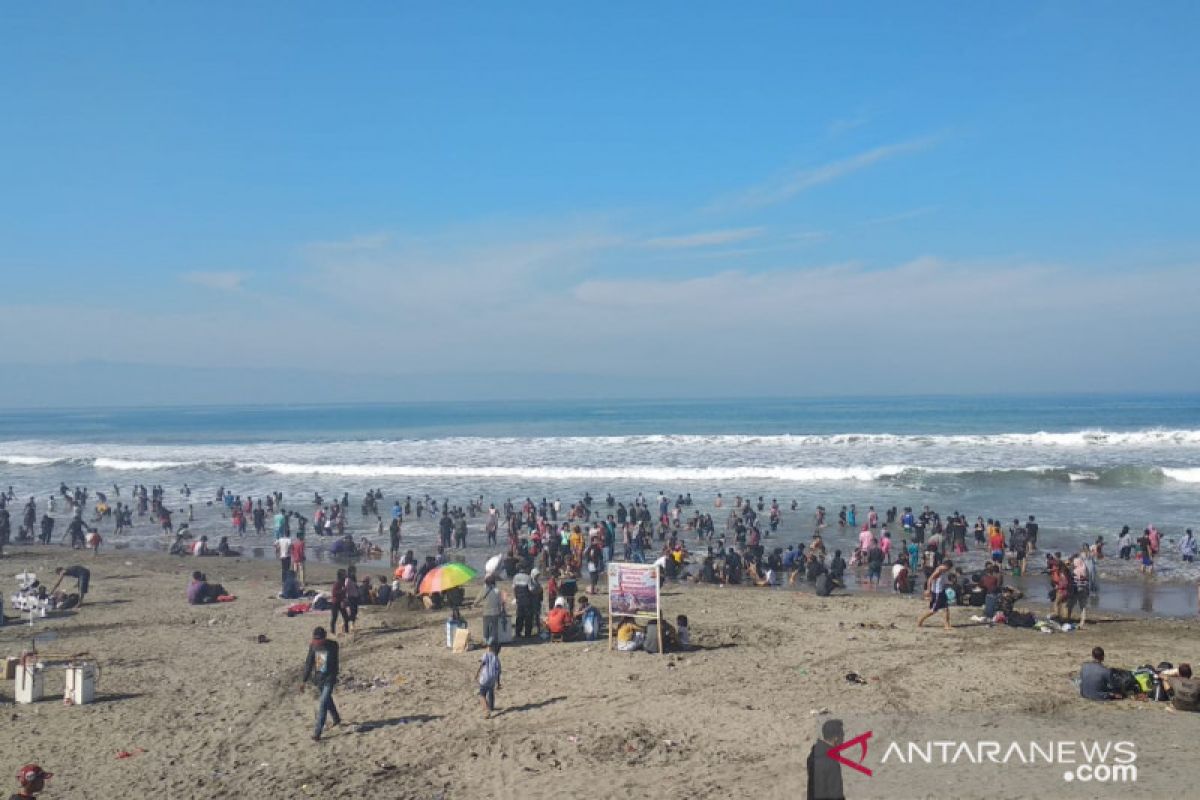 Ribuan wisatawan masih ramaikan pantai di Sukabumi