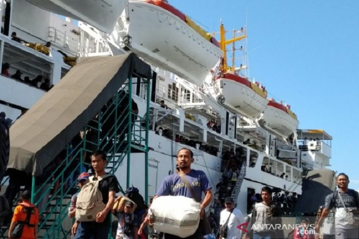 Arus balik penumpang di Pelabuhan SBP Tanjung Pinang ramai