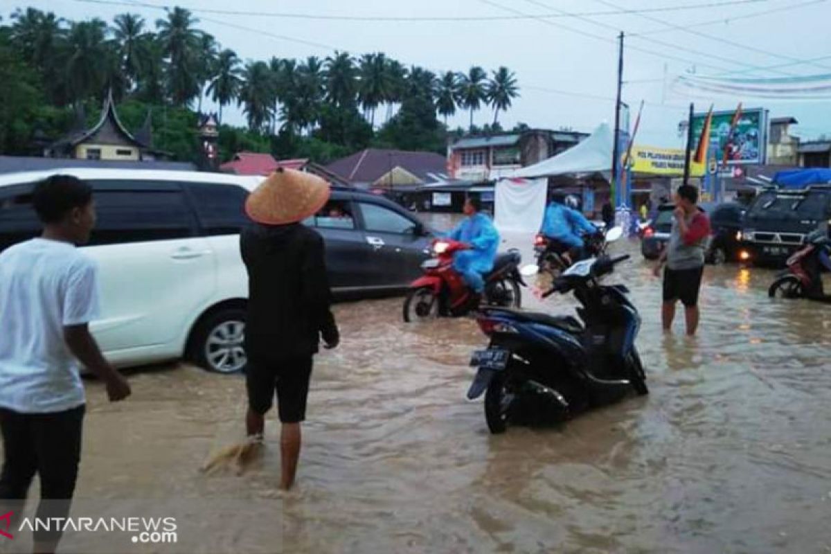 Satu warga meninggal dua luka-luka akibat banjir dan longsor di Padang Pariaman