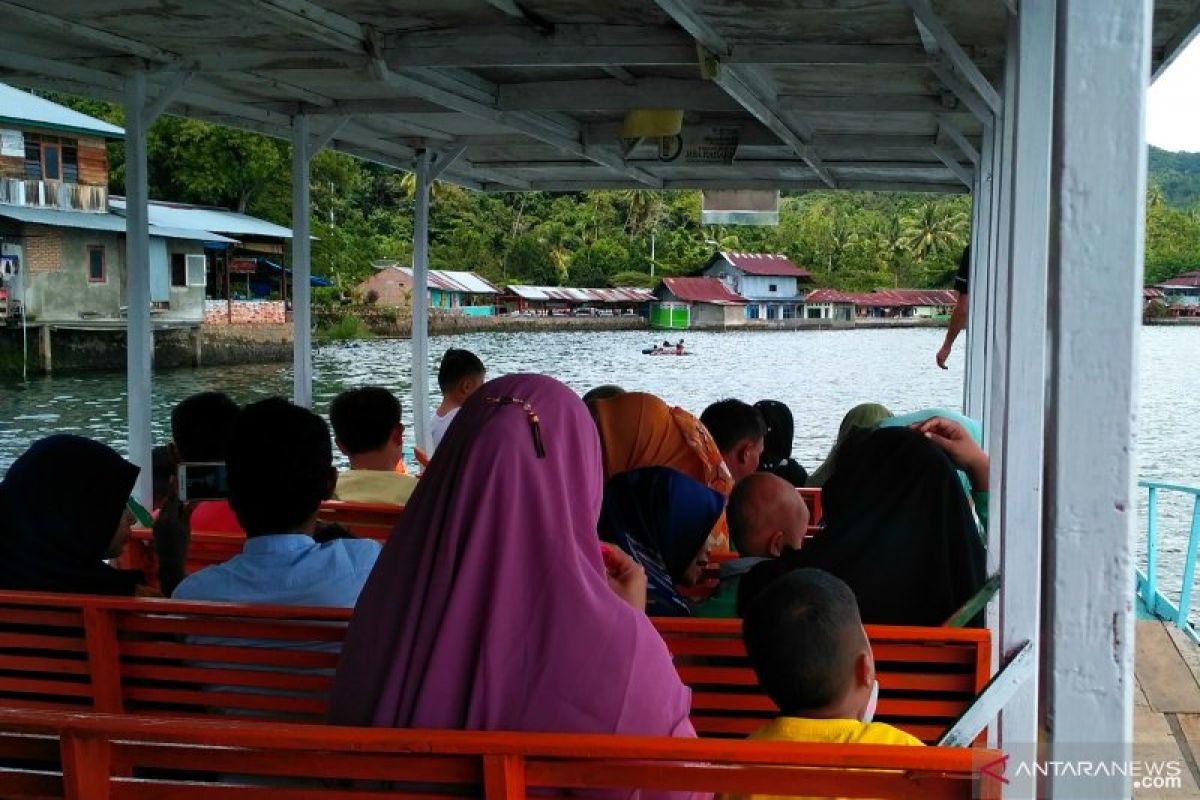 Tourist Boats in Singkarak "Harvest" when  Eid holidays