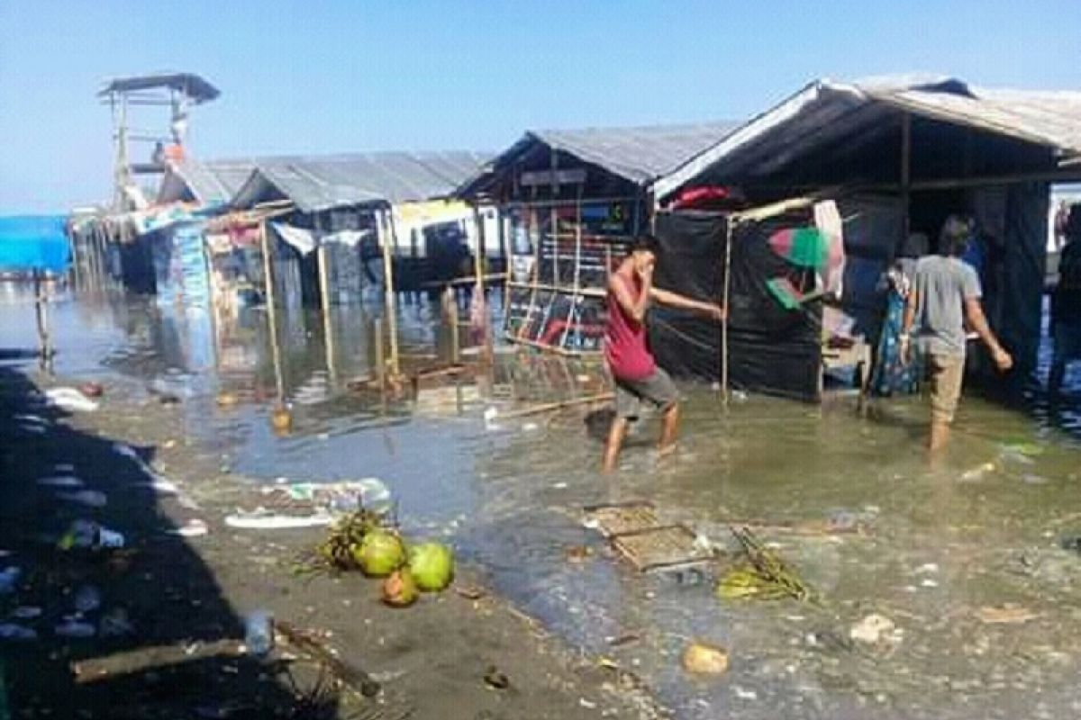 High waves damage stalls at Kebumen beach