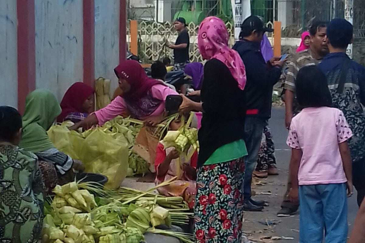 Pedagang janur jadi incaran warga Mataram sambut  "Lebaran Topat"