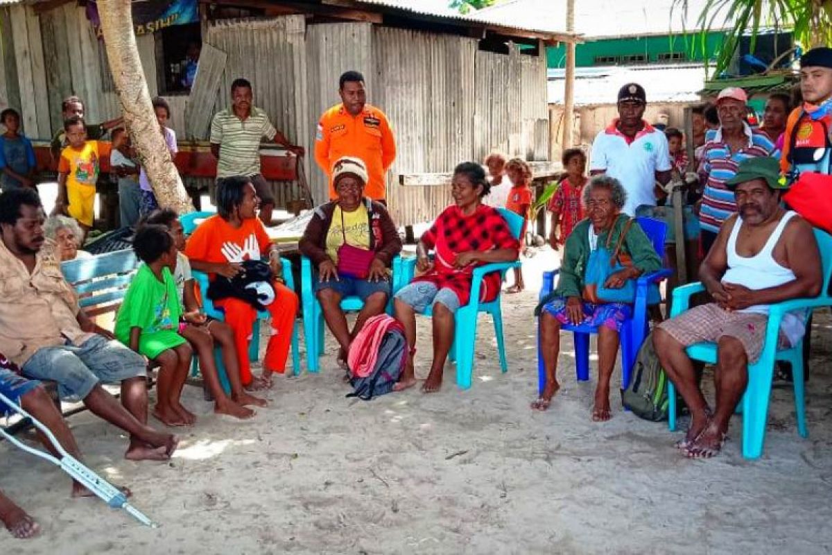 Basarnas Biak evakuasi 9 korban selamat perahu jhonson ke Amyas Supiori