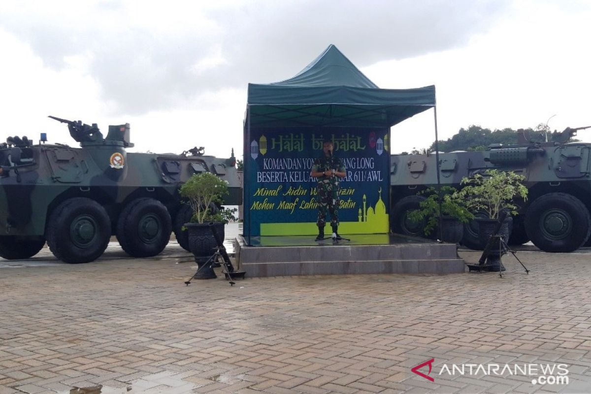 Military assist in evacuating flood victims in Samarinda