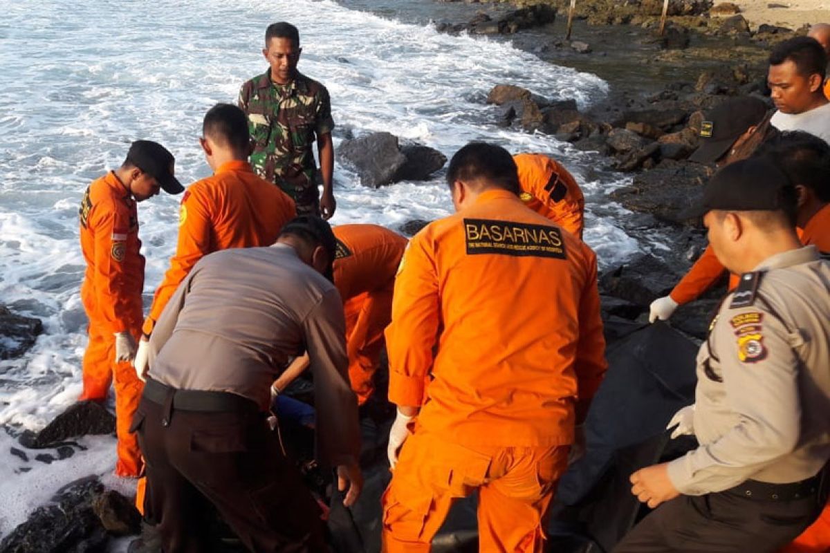 Tim SAR evakuasi jenazah pemancing di Pantai  Lhoknga