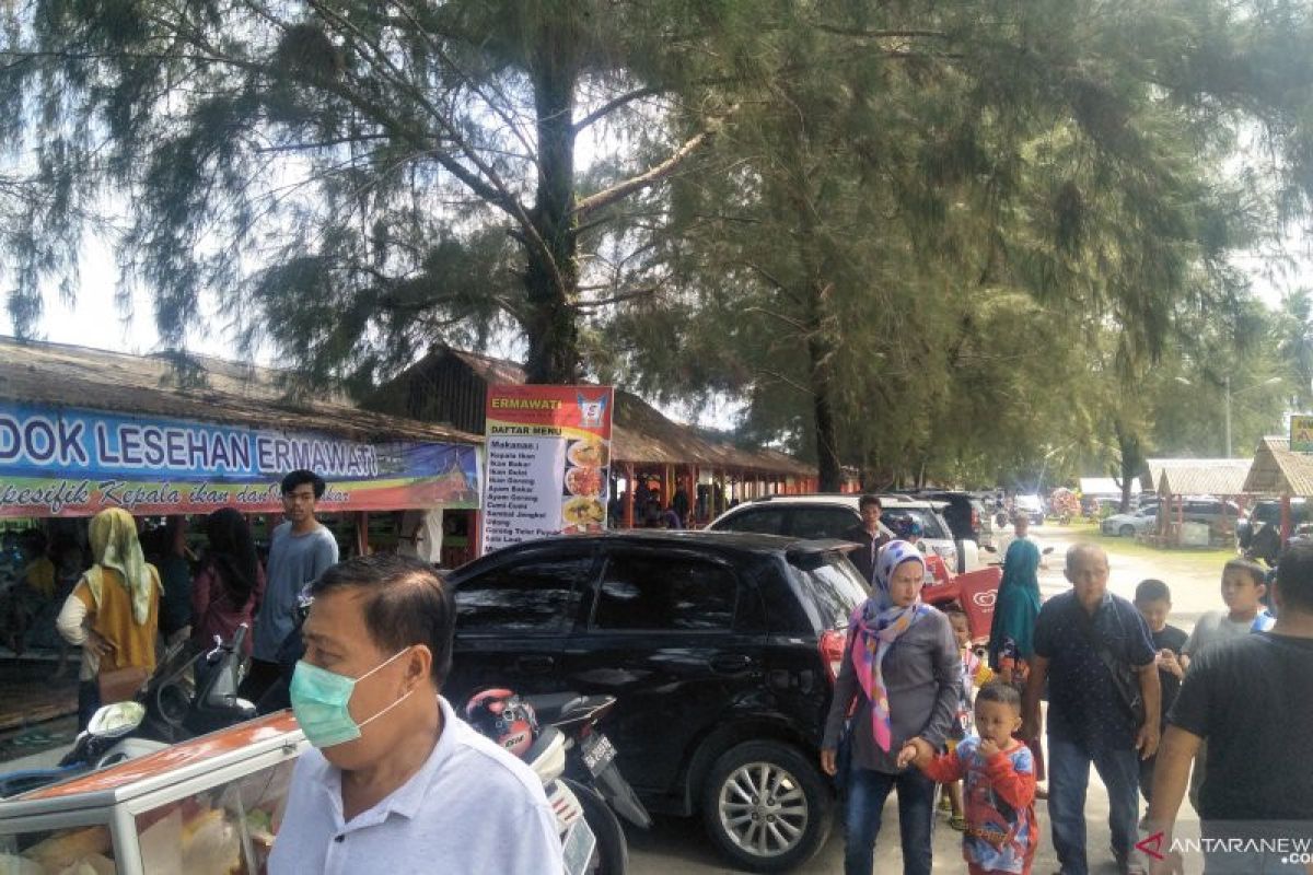 Because of this, the tourist visits to Pantai Tiram of Padang pariaman reached 6,000 people