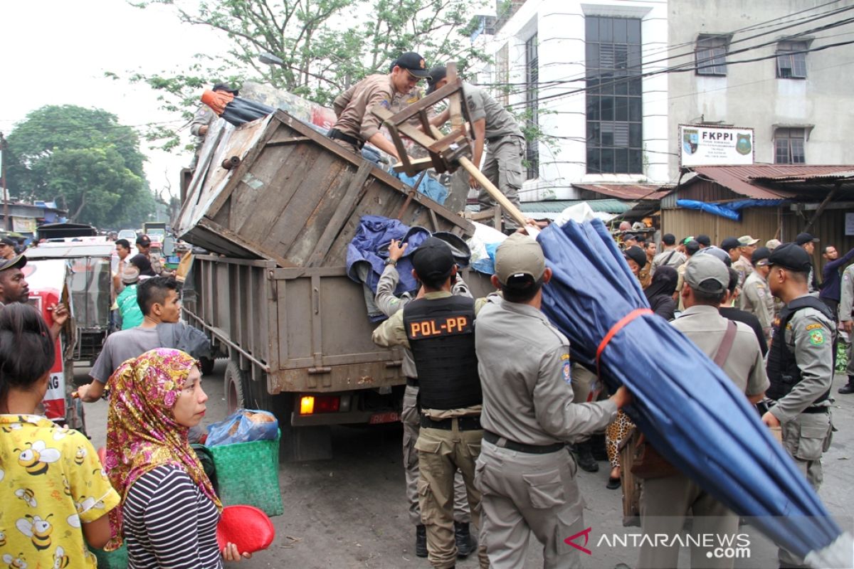 Penertiban PKL di Pasar Kampung Lalang, seorang petugas nyaris ditikam