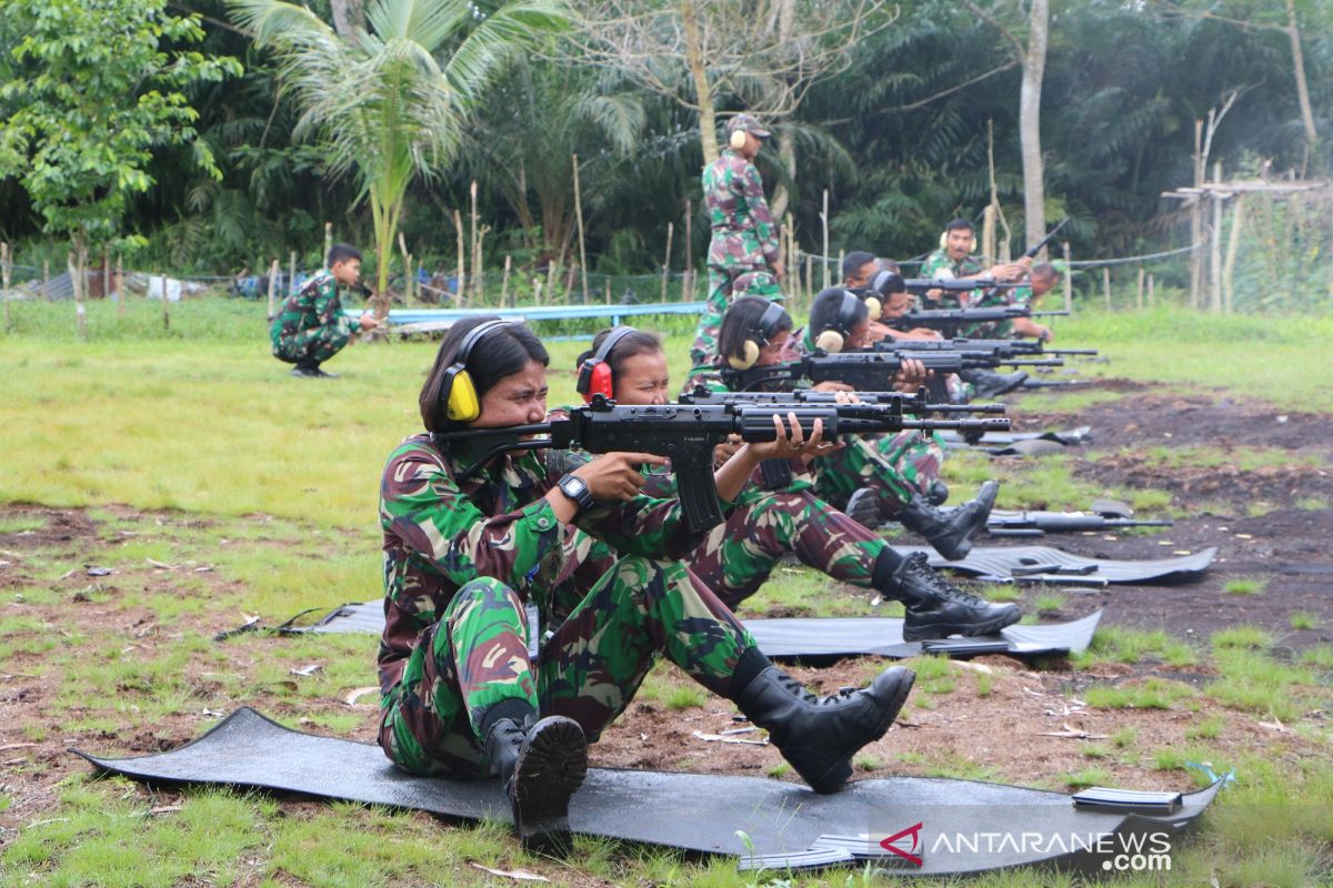 Srikandi Angkatan Udara  latihan menembak