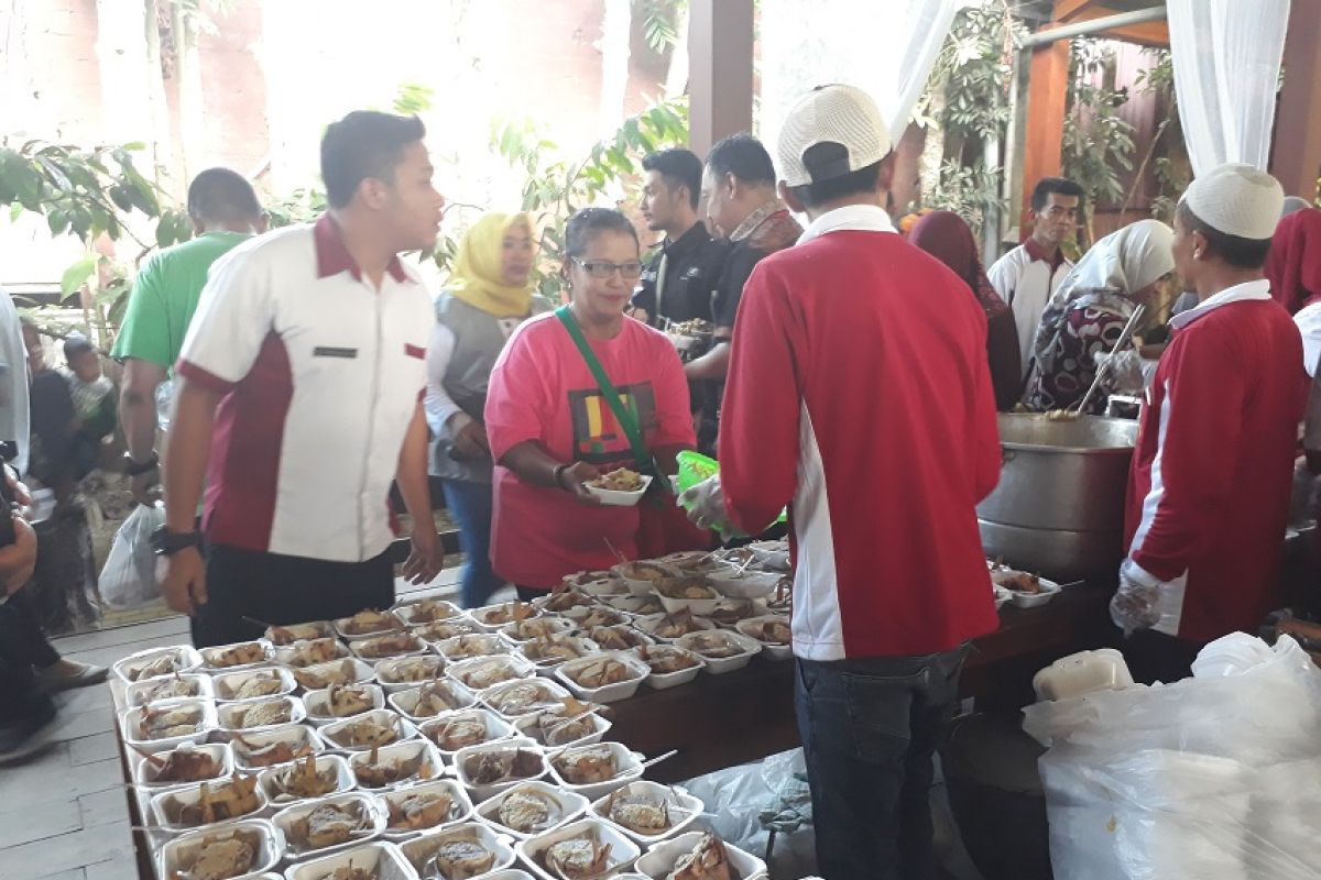 Warga antre ketupat cokelat di 