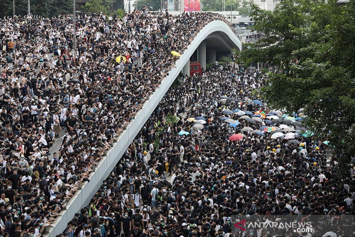 Unjuk rasa oleh ribuan orang lumpuhkan Hong Kong