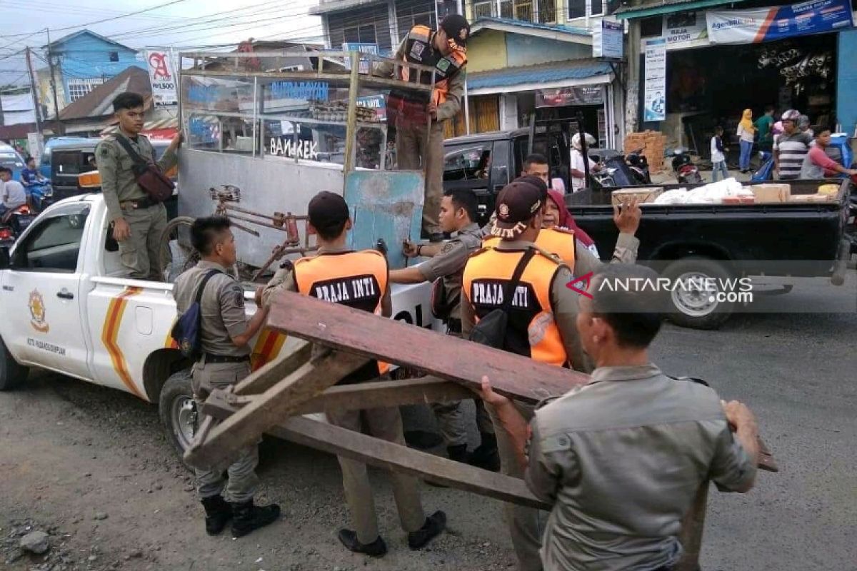 Pemkot Padangsidimpuan tertibkan ratusan PKL