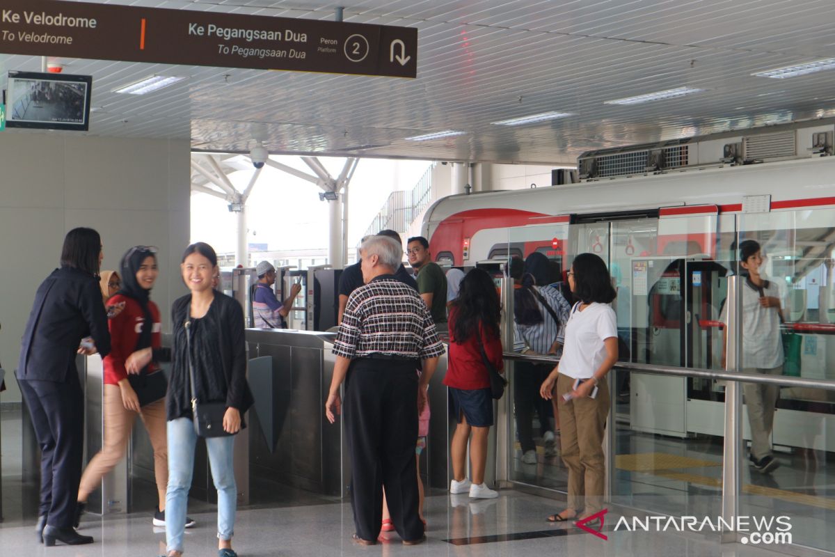 Sejumlah warga keluar rumah untuk menjajal LRT