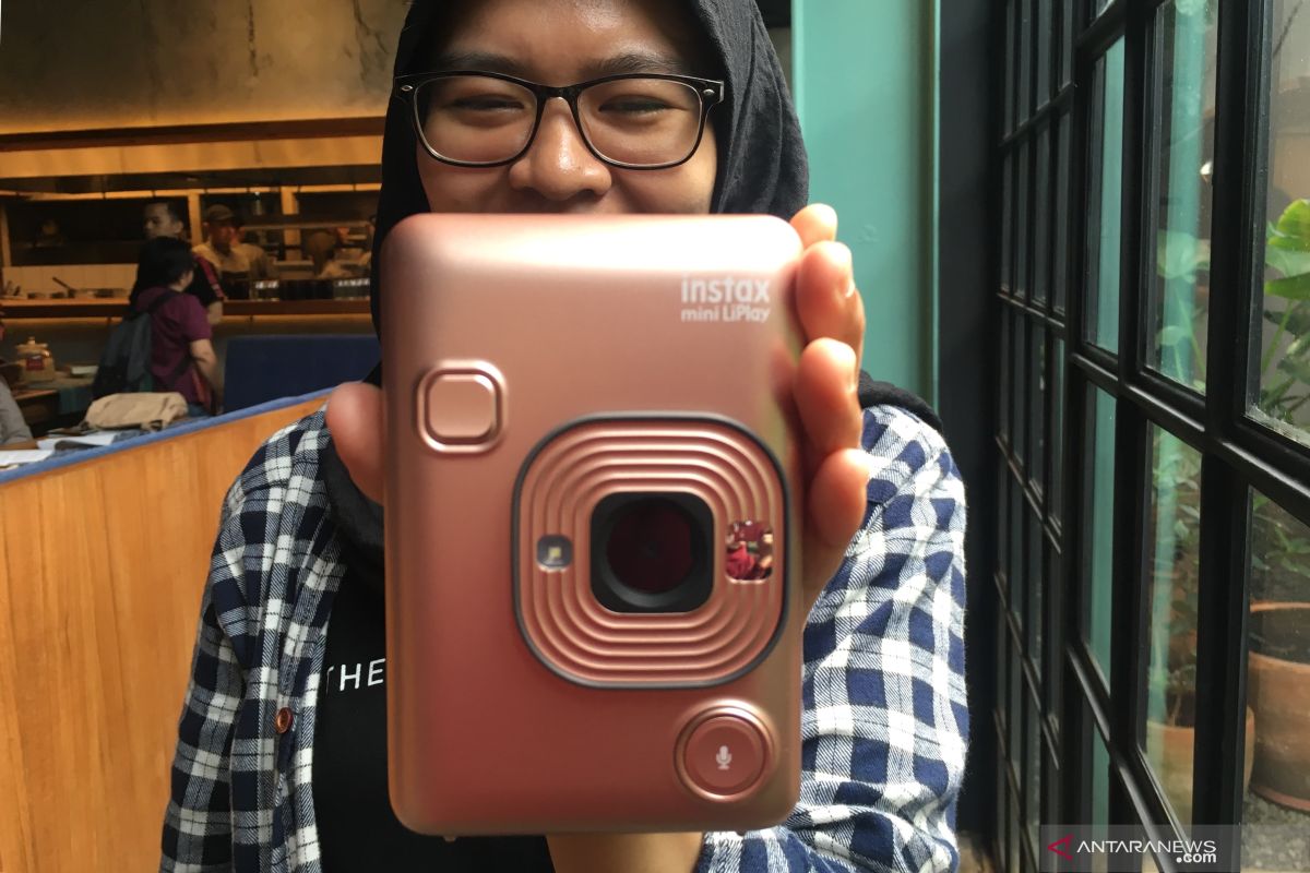 Instax Mini LiPlay punya fitur rekam audio, harganya Rp2,4 juta