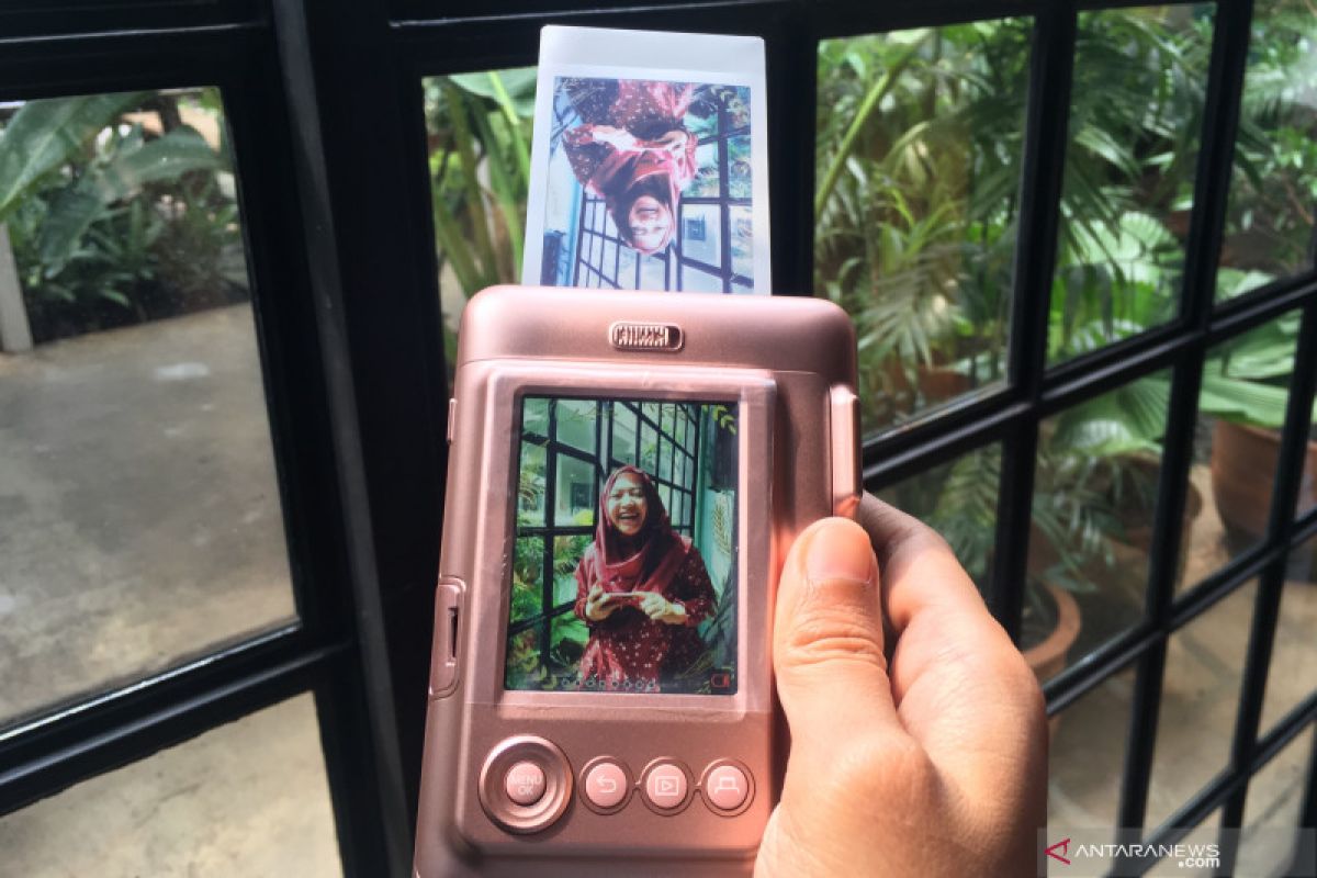 Asyiknya memotret dengan kamera polaroid