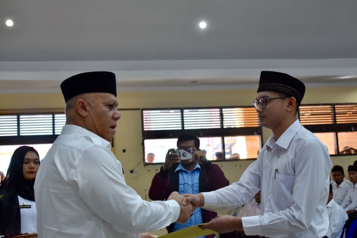 Bupati Aceh Tengah serahkan 242 SK  CPNS