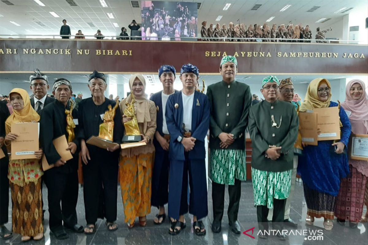 Wali Kota Bogor Bima Arya bersama para juara pada Hari Jadi Bogor ke-537