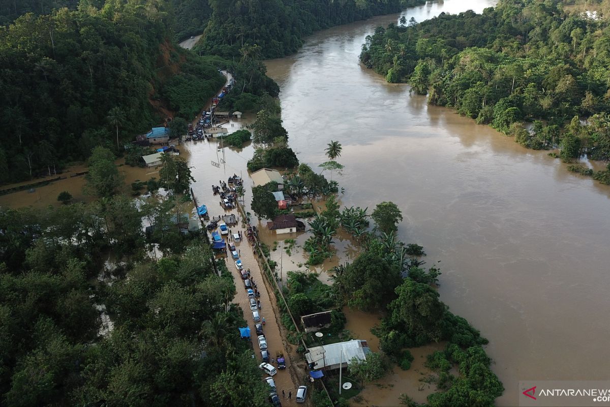 Danramil 1204-20/Jangkang pantau wilayah terdampak banjir