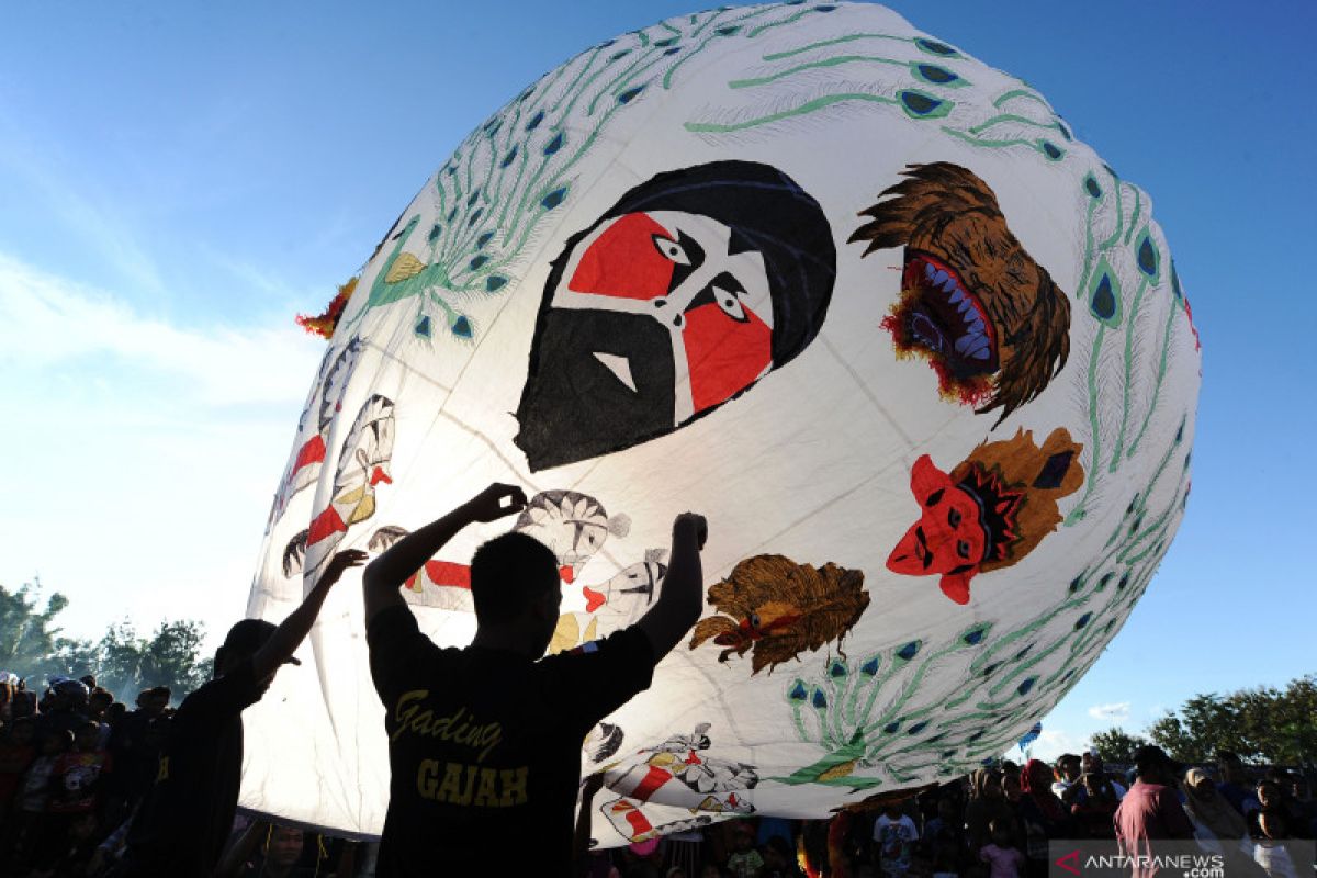 Huge unmanned hot air balloon lands in Semarang's airport area