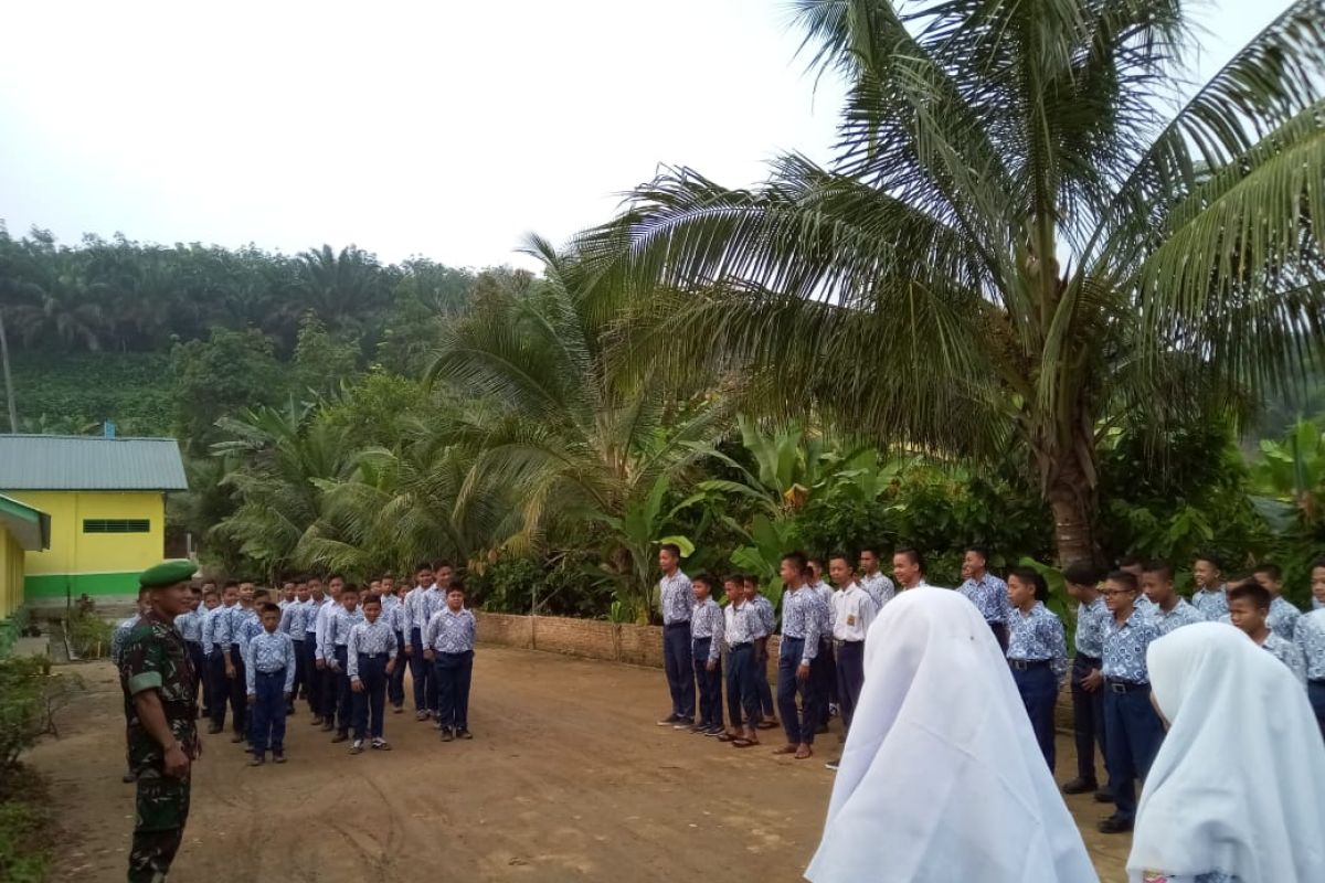 Sosialisasikan narkoba, ini cara yang dilakukan prajurit TNI ke pelajar