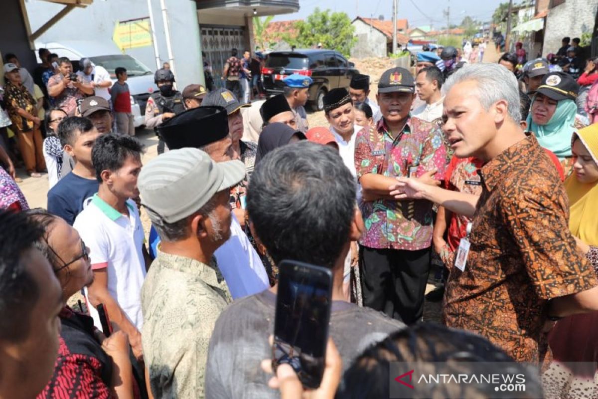 Gubernur Jawa Tengah periksa jalan rusak di Pekalongan