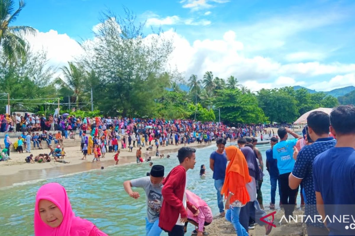 Lomba perahu katinting sedot ribuan pengunjung di Pantai Monano