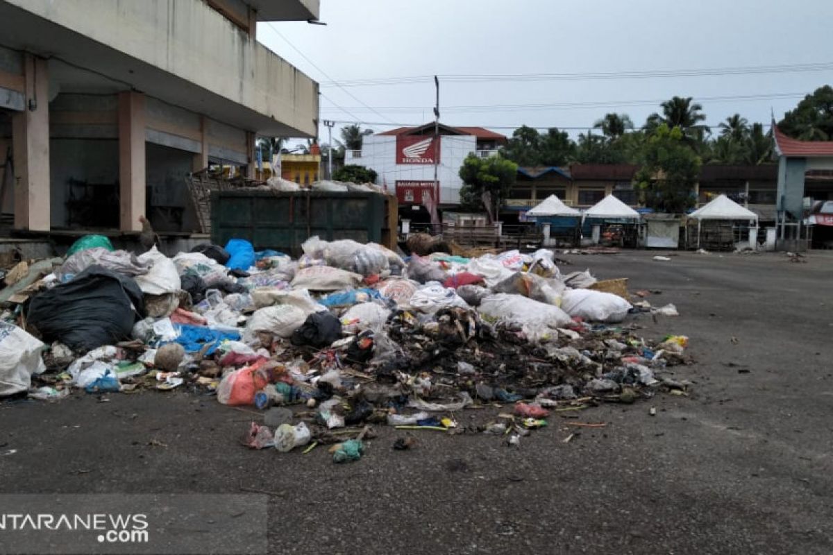 Warga Pasar Inpres keluhkan tumpukan sampah, timbulkan bau busuk