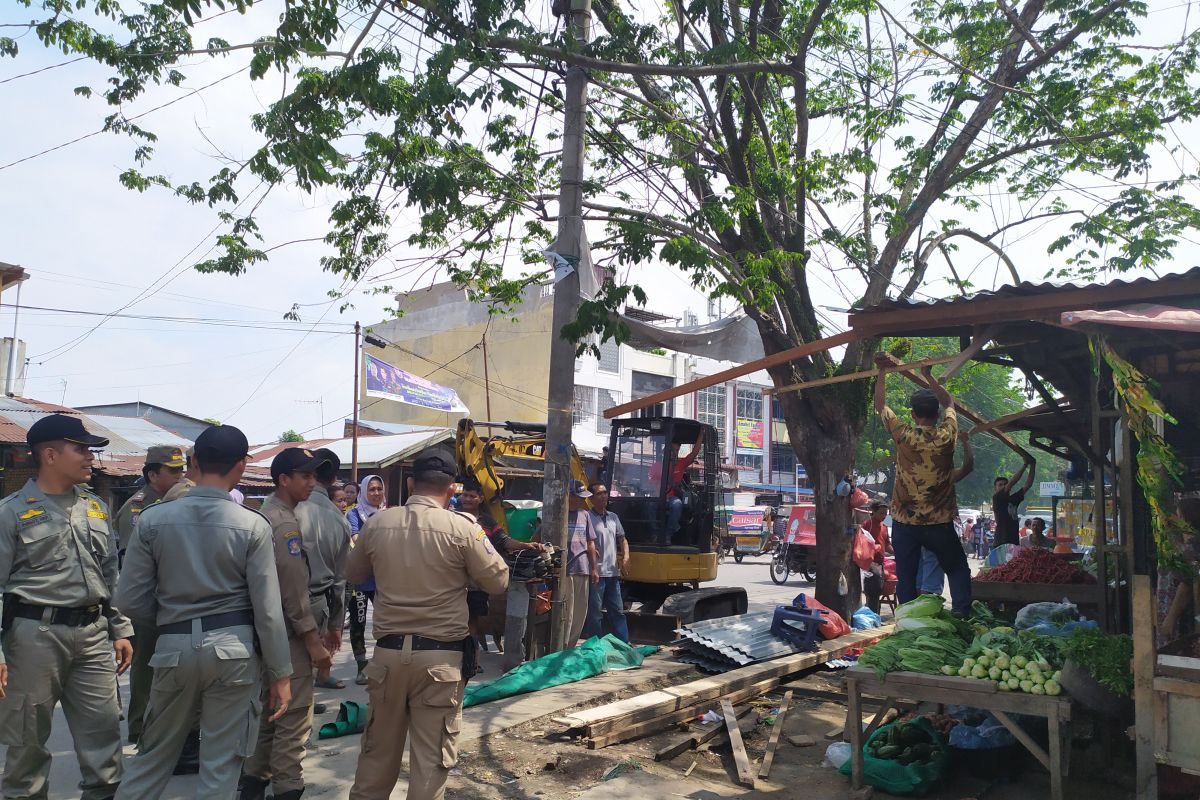 Pemkot Medan tertibkan ratusan PKL Kampung Lalang