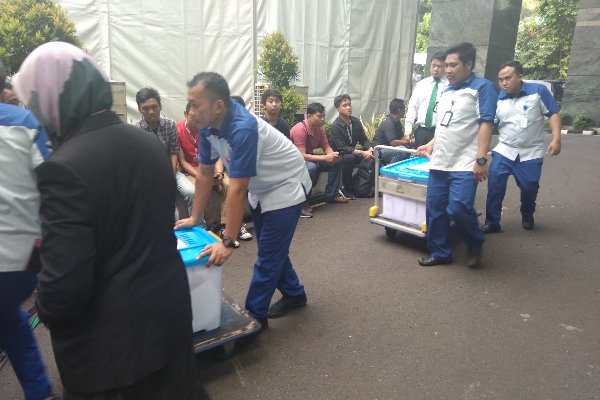 KPU datangi MK, bawa ratusan kotak berisi alat bukti seluruh Indonesia