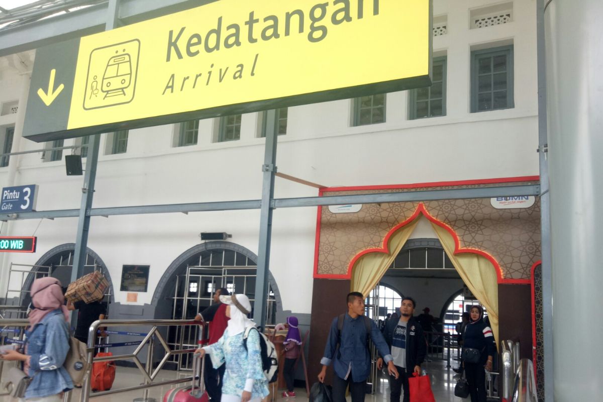 Penumpang arus balik Stasiun Senen capai 186.600 orang