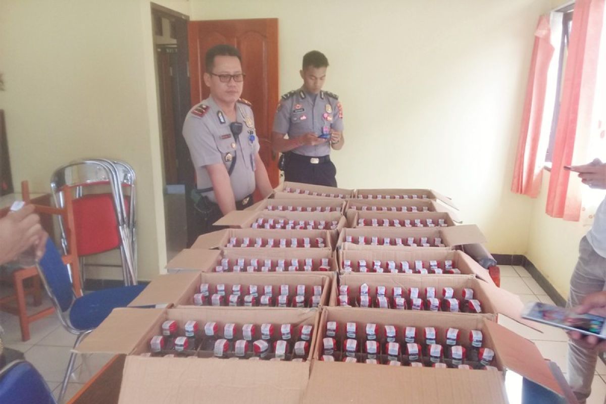 Polisi tangkap dua kru maskapai bawa 336 botol minuman keras